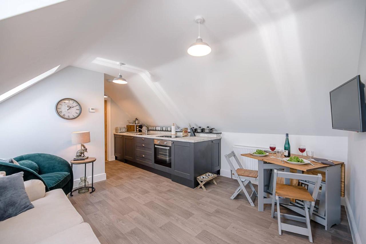 Geoff's Rest At Pond Hall Farm In Hadleigh With Private Hot Tub Apartment