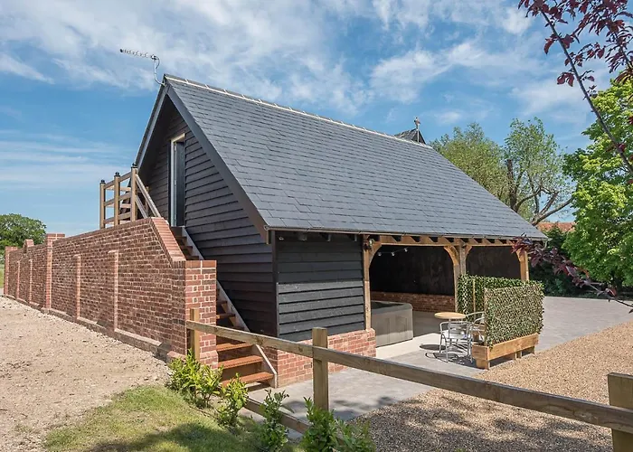 Geoff\'S Rest At Pond Hall Farm In Hadleigh With Private Hot Tub